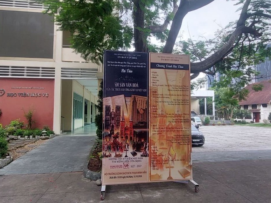 Pano Hội thảo Di sản Văn hóa của các Thừa sai Công giáo tại Việt Nam đặt trước Học viện Mục vụ